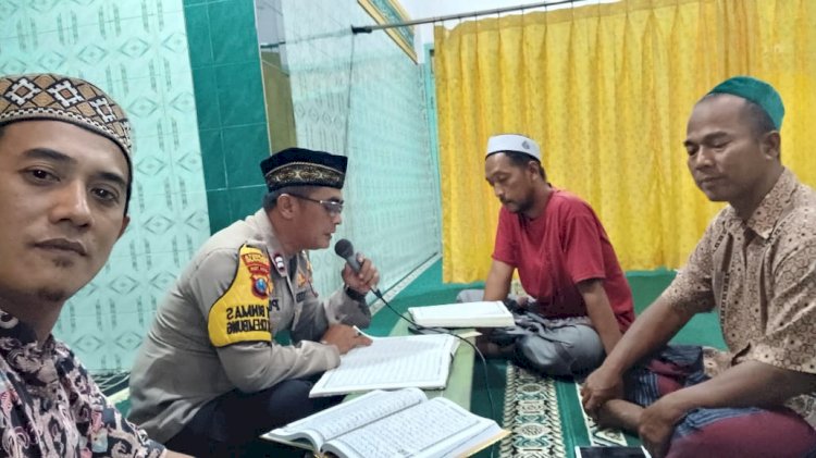 Kanit Binmas Polsek Krembung Semangat Tadarus Al Qur'an bersama Warga
