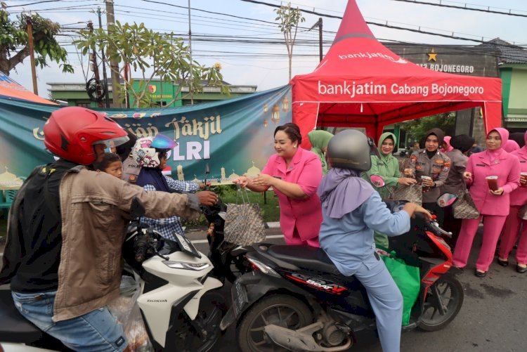 Kompak, Bhayangkari dan Persit Bagikan Takjil kepada Masyarakat di Bojonegoro