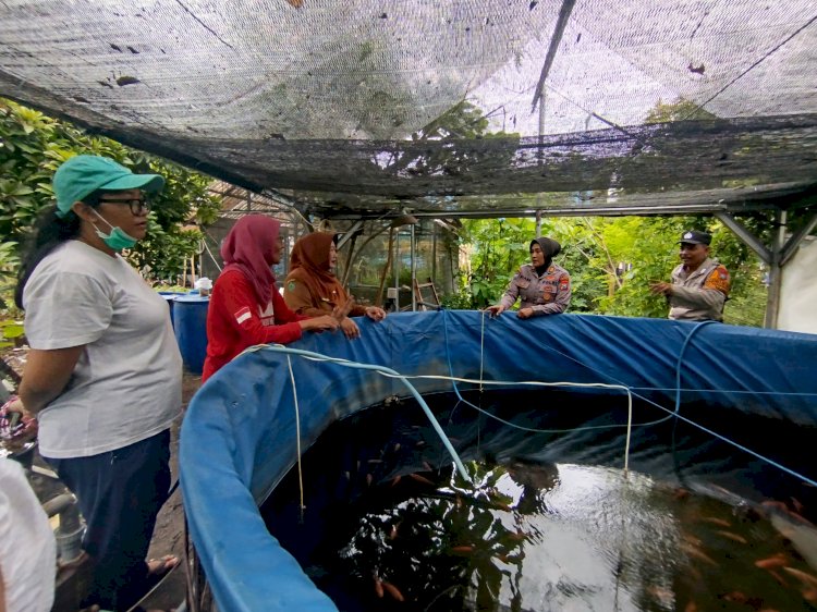 Bhabinkamtibmas Desa Kepuh Kiriman Cek Pemanfaatan Fasum untuk Budidaya Gurami