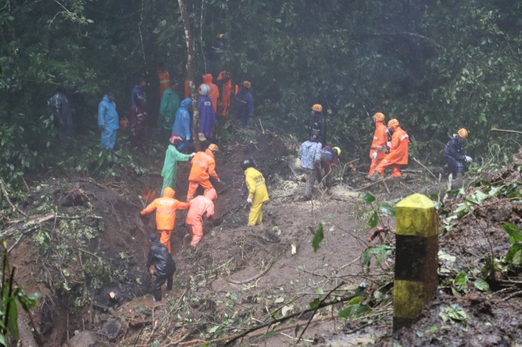 Gotong Royong Polisi Bersama TNI dan BPBD Tangani Longsor di Pacet Mojokerto