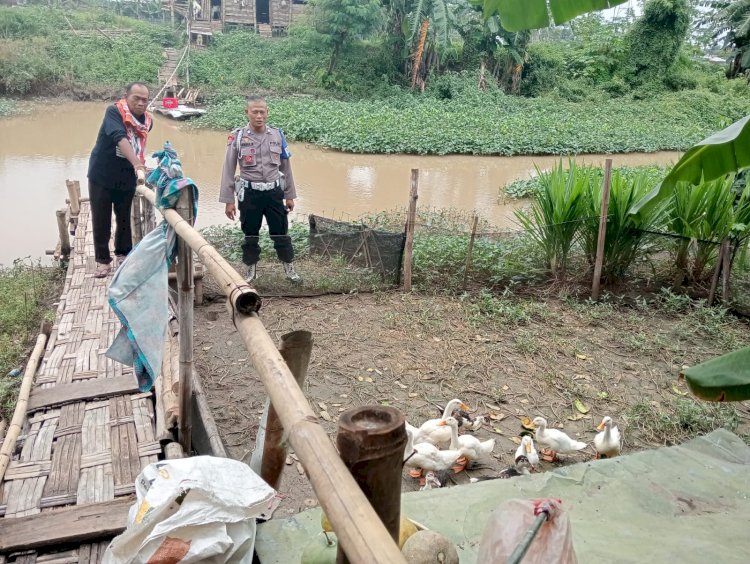 Bhabinkamtibmas Desa Tarik Jalin Silaturahmi dengan Warga Penggerak Ketahanan Pangan
