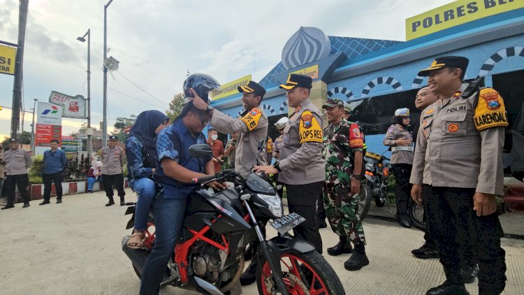 Kapolres Blitar Berbagi Helm Gratis Saat Pantau Arus Balik Lebaran 2025