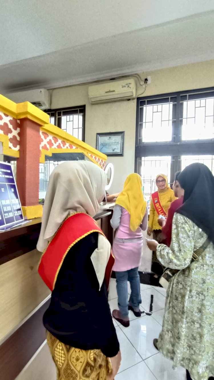 Hari Kartini, Polwan Sidoarjo Kenakan Kebaya di Pelayanan Samsat
