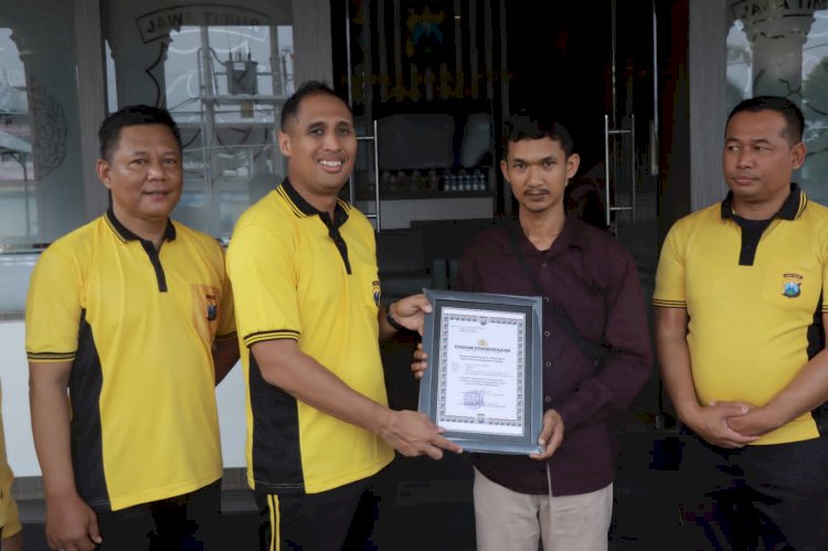 Kapolres Blitar Kota Beri Penghargaan Kepada Warga yang Bantu Ungkap Kasus Pembakaran Mobil