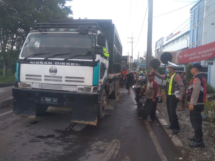 Masyarakat Laporkan ke 110 Kemacetan Arus Lalin, Polisi Sigap Datangi Lokasi