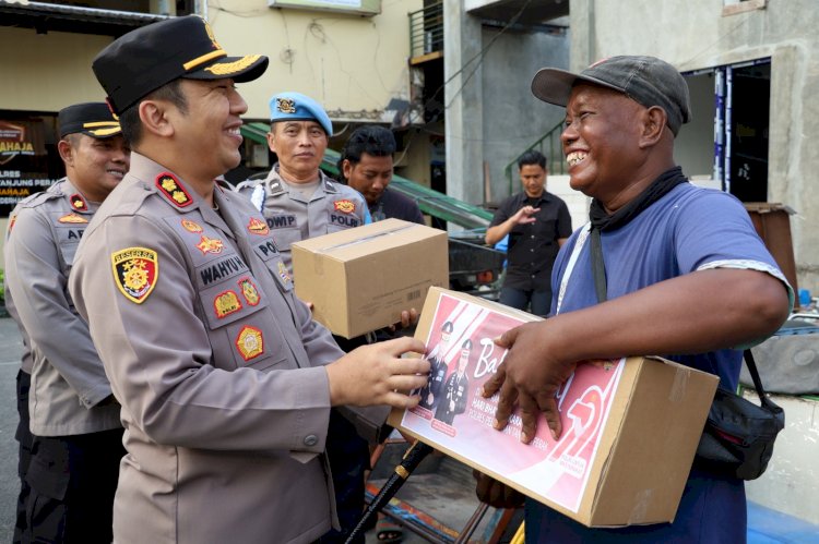 Hari Bhayangkara ke -79 Polres Pelabuhan Tanjungperak Gelar Baksos, Puluhan Pengemudi Bentor dan Kuli Panggul Full Senyum