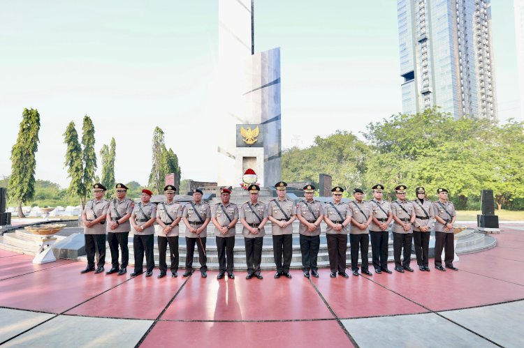 Hari Bhayangkara ke - 79 Polda Jatim Kenang Jasa Para Pahlawan, Ziarah dan Tabur Bunga di TMP