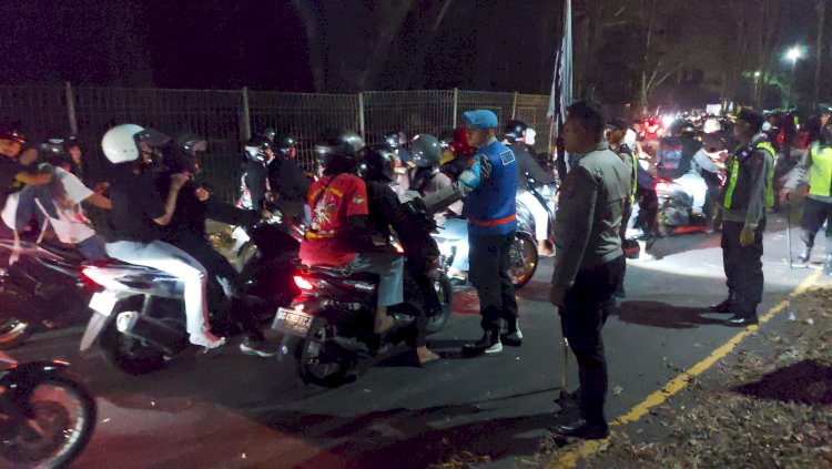 Humanis, Polisi Berhasil Bubarkan Pesilat yang Tutup Akses Jalan Malang - Blitar