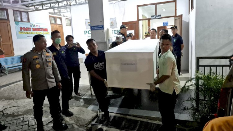 Kapolresta Banyuwangi Serahkan Korban KMP Tunu Pratama Jaya Asal Malaysia kepada Keluarga untuk Dimakamkan