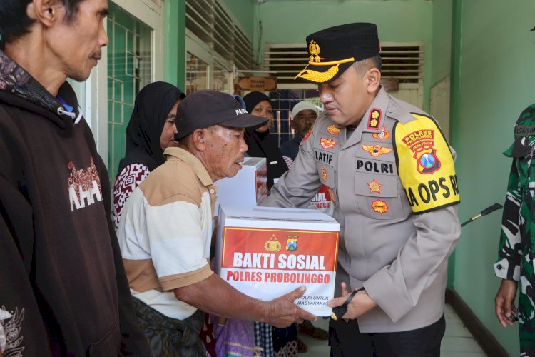 Kapolres Probolinggo Serahkan Bantuan Untuk Warga Terdampak Gempa di Tiris