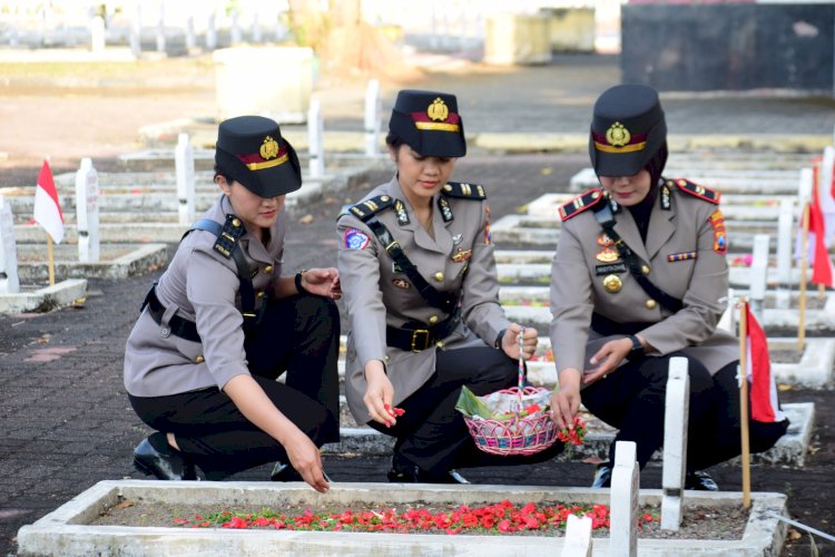 Menjelang Hari Jadi Ke-77, Polwan Polresta Sidoarjo Gelar Ziarah ke Makam Pahlawan