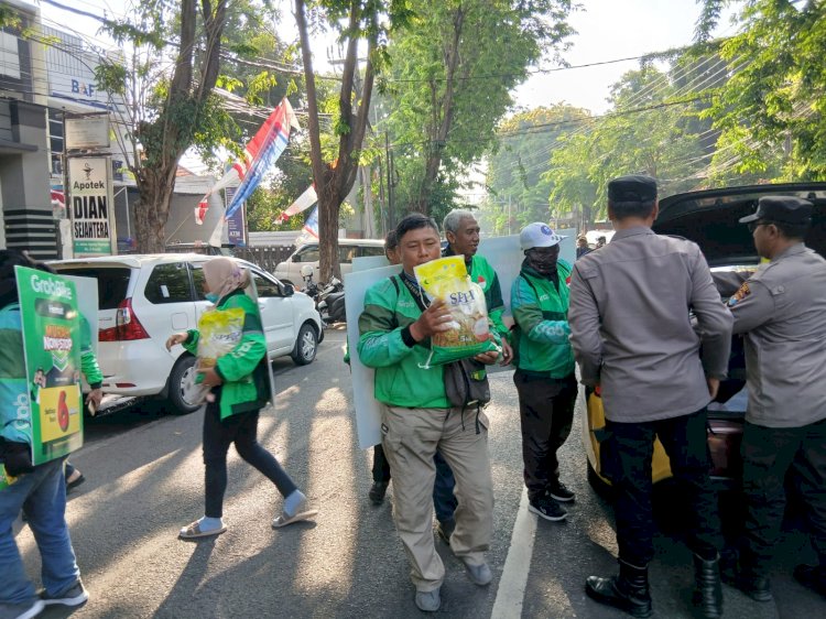 Polres Gresik Gelar Gerakan Pangan Murah Masyarakat dan Driver Ojol Sumringah