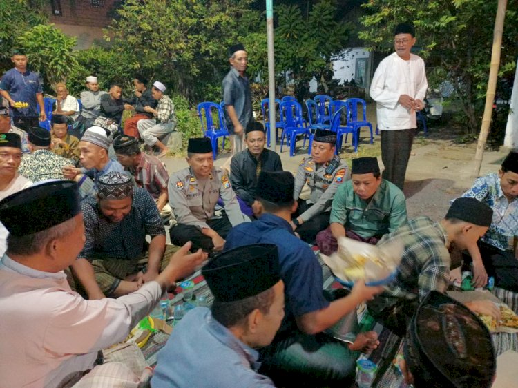 Polisi Takziyah ke Rumah Duka Santri di Desa Wadungasih Buduran