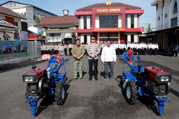 Kapolres Jember Serahkan 2 Unit Traktor Dukung Ketahanan Pangan