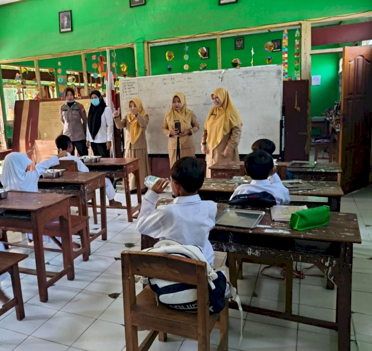 Senyum Ceria Pelajar Sambut Makan Bergizi Gratis dari Polres Ngawi