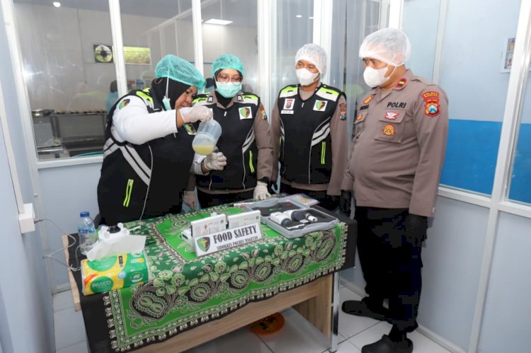 Tim Dokkes Polres Magetan Uji Food Safety di SPPG Poncol