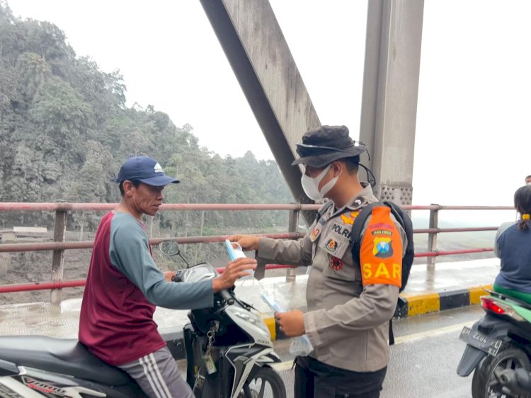 Tim SAR Polda Jatim Bagikan Masker ke Warga Terdampak Abu Vulkanik Semeru