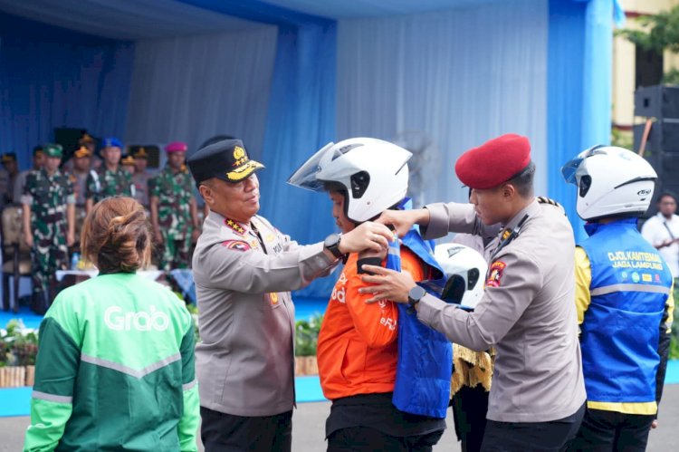 Polri Perkuat Kemitraan dengan Ojek Online: Polda Lampung Gelar Bakti Sosial dan kesehatan pada Apel Ojol Kamtibmas Nasional 2025