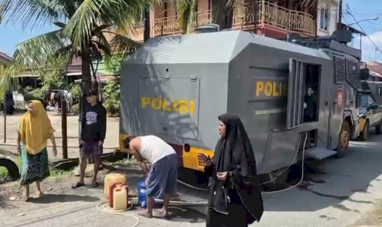 Polri dan BPBD Kota Padang Salurkan Air Bersih ke Lokasi Terdampak, Pastikan Kebutuhan Warga Terpenuhi