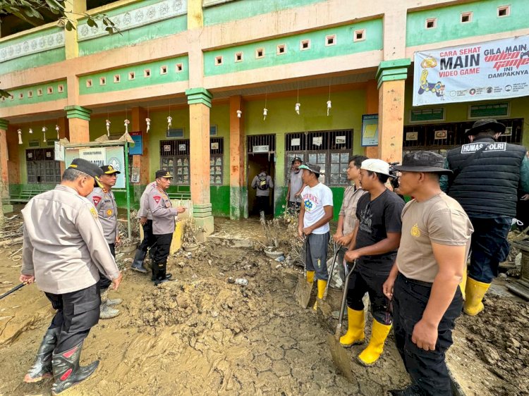 Kapolri Tinjau Pembersihan SD dan Masjid Terdampak Bencana di Aceh Tamiang