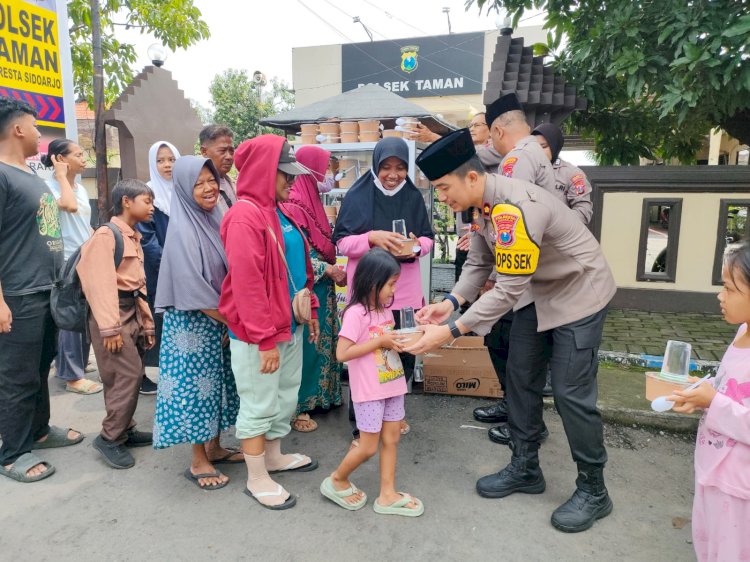 Kapolsek Taman Bagikan Makanan Gratis ke Warga