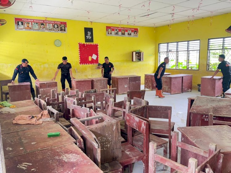 Polri Peduli Pendidikan Pulihkan Fasilitas Pendidikan di SMA Negeri 1 Tanjung Pura Pasca banjir