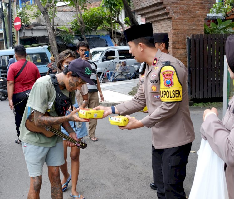 Jumat Berkah Polsek Taman Berbagi Makanan di Jalan Raya Wonocolo Sidoarjo