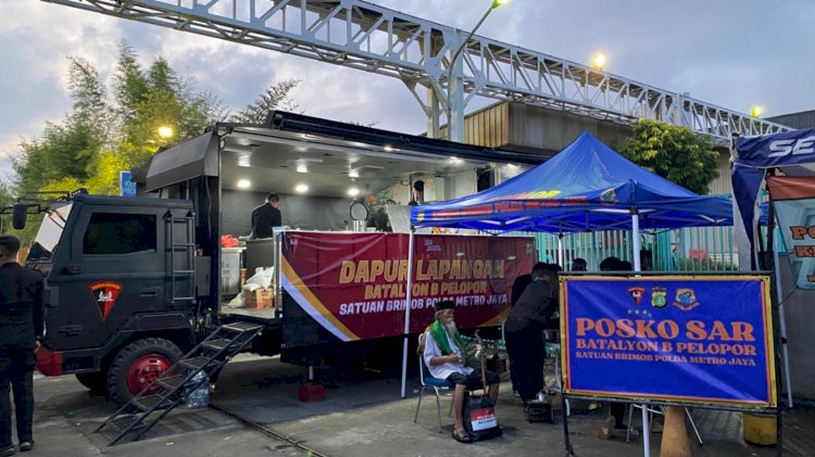Brimob Polda Metro Jaya Gelar Dapur Lapangan untuk Warga Terdampak Banjir di Rawa Teratai Jakarta Timur