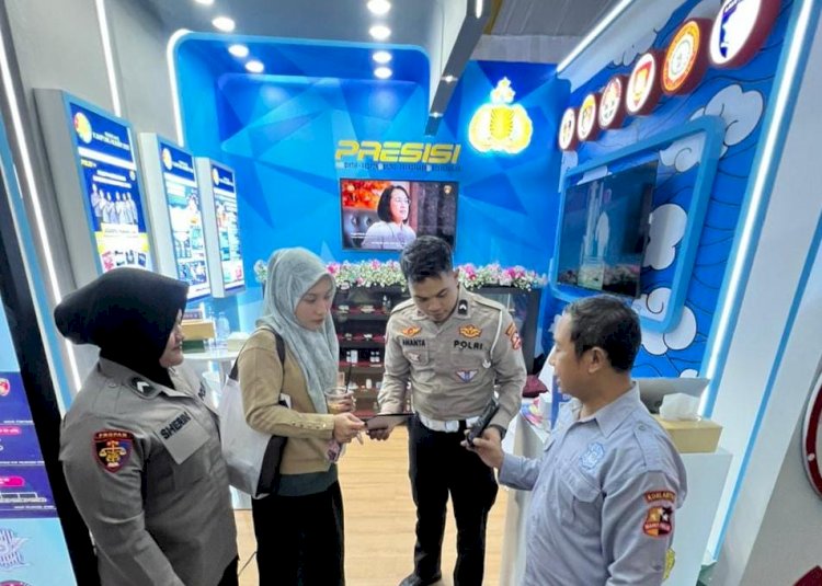 Korlantas Polri Tampilkan ETLE Mobile Handeld di Pameran Kampung Hukum 2026