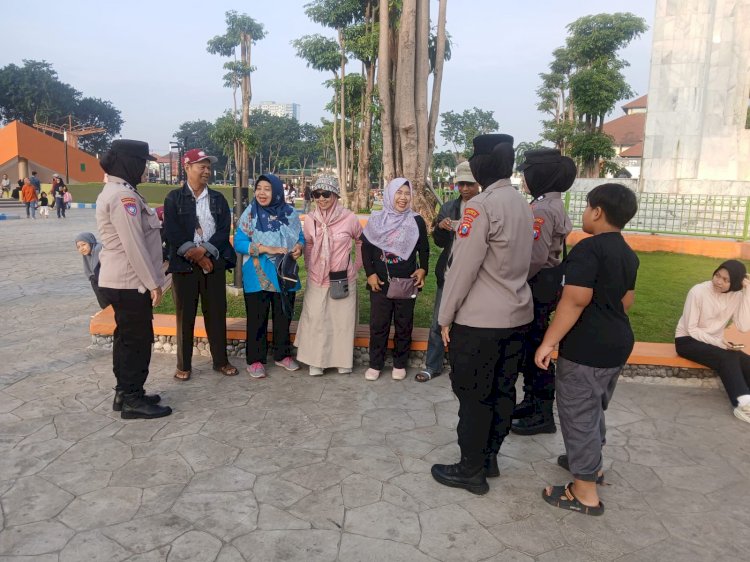 Polwan Polresta Sidoarjo Humanis Amankan Car Free Day Alun-alun Sidoarjo