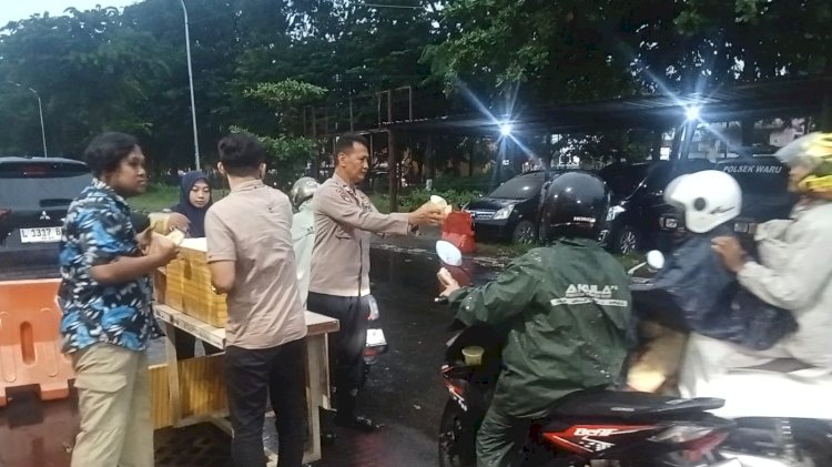 Polsek Waru Berbagi Takjil Gratis, Pererat Silaturahmi dengan Masyarakat