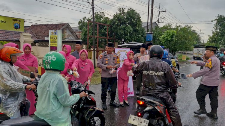 Ramadhan berbagi kepedulian Polsek Balongbendo dan Bhayangkari Bagikan Paket Takjil ke Pengguna Jalan