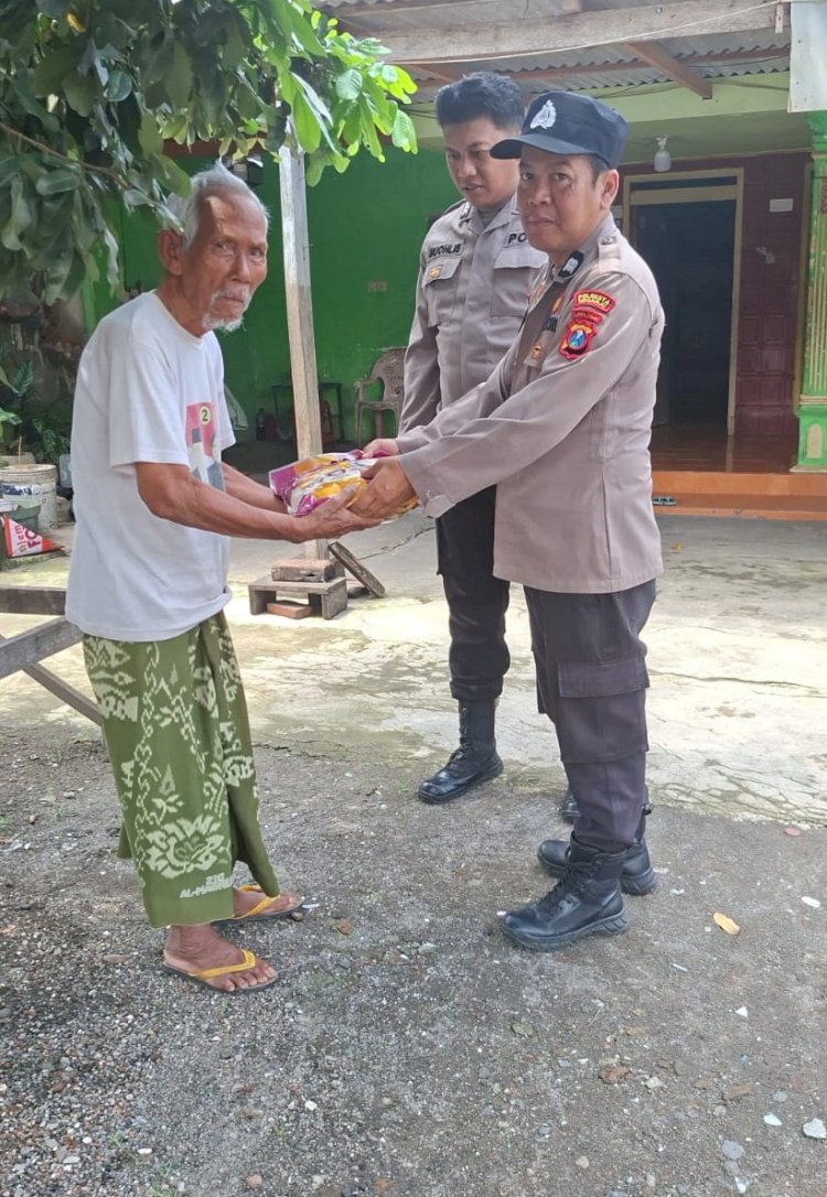 Ramadan Peduli, Anggota Polsek Wonoayu Beri Santunan Warga Kurang Mampu