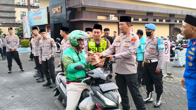 Humanis untuk Masyarakat, Wakapolresta Sidoarjo dan Pejabat Utama Bagikan Ratusan Takjil di Dalam Mako