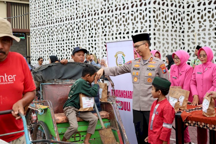 Polres Trenggalek dan Bhayangkari Berbagi Ratusan Menu Buka Puasa Gratis
