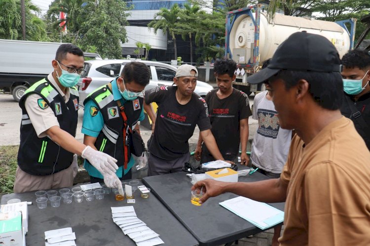 Polres Pelabuhan Tanjungperak Test Urine Sopir Truk dan Bus Jelang Mudik Lebaran