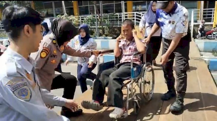 Arus Balik Lebaran, Polwan Polresta Sidoarjo Bantu Disabilitas Naik Bus di Terminal Purabaya
