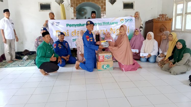 Satpolairud Polresta Sidoarjo Kawal Penyaluran Bansos BMH kepada Da’i dan Guru Ngaji di Desa Pucukan